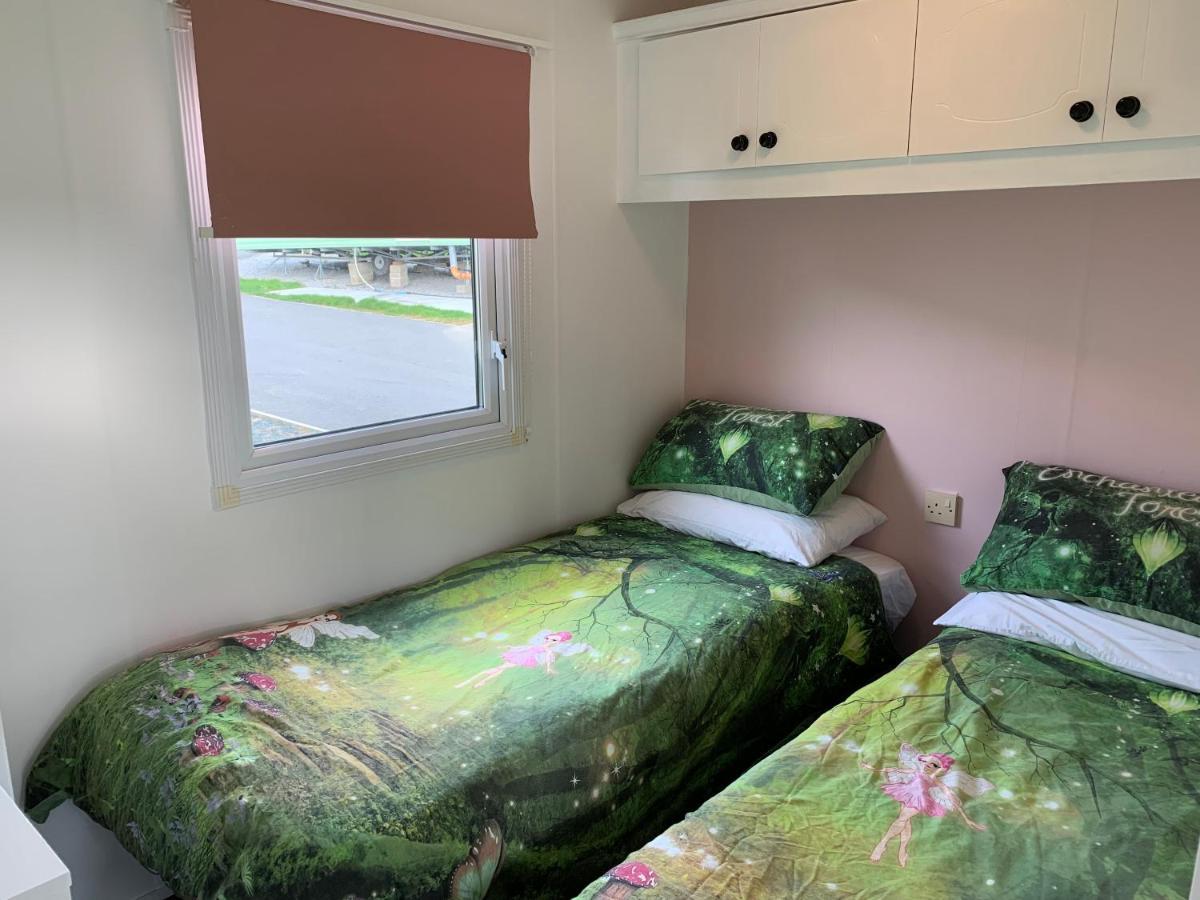 גיסברן Delightful 3 Bedroom Holiday Home With Balcony Overlooking Fields And A Stream מראה חיצוני תמונה